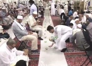 شاهد.. أسر في المدينة المنورة تتوارث عادة تقديم الإفطار خلال رمضان لزوار المسجد النبوي