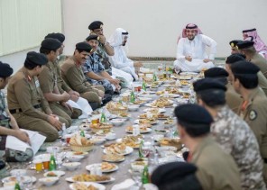 بالصور.. وزير الداخلية يستقبل قادة أمن العمرة ويتناول معهم الإفطار بجوار المسجد الحرام