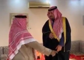 بالفيديو: مواطن يدعو أمير الشمالية لتناول القهوة في منزله بالعويقيلة .. شاهد: ردة فعله