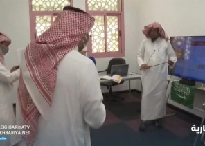 بالفيديو: الكشف عن مراحل وتسجيل المواد الدراسية تلفزيونياً لاستخدامها عن بُعد في مدرسة بجدة