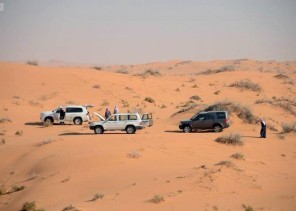 بالفيديو: قصة عائلة عاشت لحظات قاسية في الصحراء قبل إنقاذها بواسطة مجموعة من الشباب في حائل