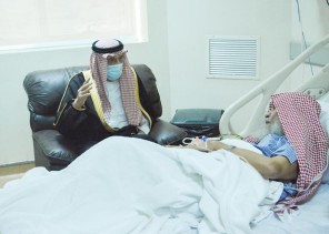 سمو أمير منطقة جازان يطمئن على صحة الشيخ العامري