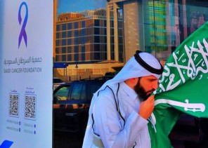 تفاعلا مع يوم العلم السعودي .. جمعية السرطان السعودية توزع أكثر من 1500 علم سعودي