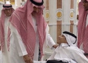 “أنت في بلدك”.. الأمير سلطان بن سلمان يتكفل بعمرة شاب من ذوي الاحتياجات الخاصة.. شاهد ردة فعل الأخير