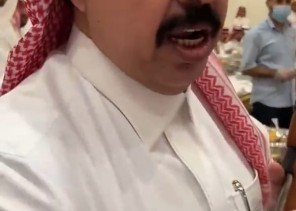 «ورث أبوي وجدي لي».. شاهد.. الشاعر علي بن حمري يهدي أحد الأشخاص بندقية في مناسبة