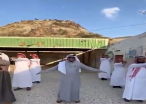 “بكى متأثراً ” .. شاهد: معلم تربية بدنية وهو يُعيد تمارين الصباح مع مجموعة من طلابه بعد مرور سنوات عديدة