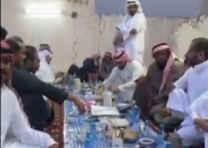 «البرق والرعد يزين السماء».. شاهد: إفطار عشرات المواطنين تحت زخات الأمطار