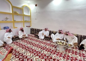 “وسط تبادل التهاني بمناسبة عيد الأضحى” .. رجل الأعمال “عايد بن خلف الشويلعي” يستقبل أبناء الشيخ “محمد بن ناهس البراك” في ديوانه بقرية أم شعاري غرب الحائط