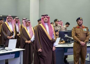 الأمير عبدالعزيز بن سعود يتابع سير العمل في مركز القيادة والتحكم التابع للدفاع المدني بمشعر منى