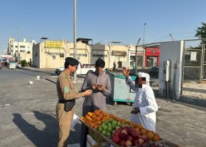 حملة مشتركة تسفر عن رفع 6 أطنان خضار وفواكه من الباعة الجائلين المخالفين بحي القزاز والمنطقة المركزية ( سيكو) بالدمام