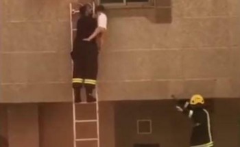 شاهد.. جندي بالدفاع المدني ينقذ طفلاً علق على حافة نافذة المنزل