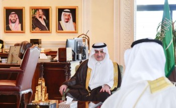 أمير تبوك يلتقي مدير مطار الأمير سلطان بن عبدالعزيز الدولي