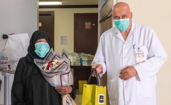 فريق طبي يكرم أكبر مصابة بفيروس كورونا بعد تعافيها في ينبع الصناعية