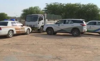 خلال كمينين محكمين في الرياض .. بالفيديو: مداهمة لشاحنة قادمة من جدة تحمل منتجات مغشوشة