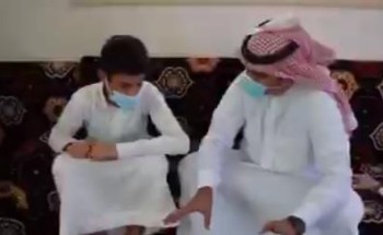 من أجل الوصول إلى الطلاب في منازلهم .. بالفيديو: معلم يقطع 120 كيلومتراً في رجال ألمع