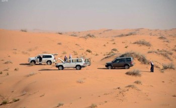 بالفيديو: قصة عائلة عاشت لحظات قاسية في الصحراء قبل إنقاذها بواسطة مجموعة من الشباب في حائل