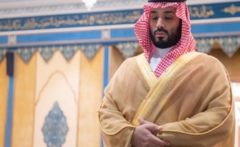 شاهد: ولي العهد يؤدي صلاة الميت في المسجد الحرام على والدة الأمير محمد بن عبدالرحمن بن عبدالعزيز