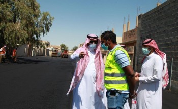 “رئيس بلدية القريات ” يتفقد عدد من الشوارع الجارى صيانتها