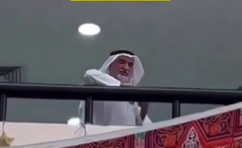 وسط فرحة على وجوههم .. بالفيديو| “مدير مدرسة” بالكويت يُلقي على طلابه الملتزمين العيدية