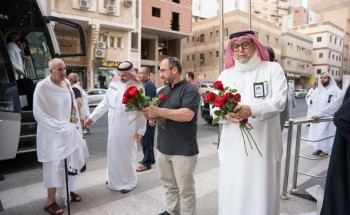 بالورود وزمزم.. رحلات تستقبل الفوج الأول من حجاج فلسطين