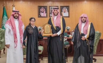 نائب أمير الجوف يكرم الطالبة الحارثي لحصولها على المركز الأول في مسابقة الأمير سلطان بن سلمان بن عبدالعزيز للقرآن الكريم