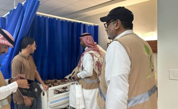 جمعية المتقاعدين بجازان تعايد المرضى المنومين في مستشفى جازان العام