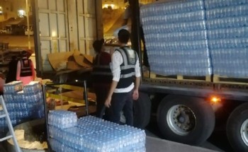 سواعد الحي بمركز حي المسفلة يوزع حمولة شاحنة كراتين ماء