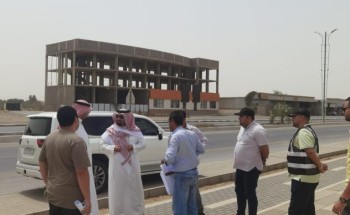 محافظ بيش يتابع تحسين المشهد الحضري لطريق الملك عبدالعزيز