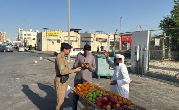 حملة مشتركة تسفر عن رفع 6 أطنان خضار وفواكه من الباعة الجائلين المخالفين بحي القزاز والمنطقة المركزية ( سيكو) بالدمام