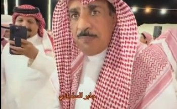 شاهد.. رجل الأعمال «ناصر الخليوي» يطلب من ضيوفه عدم تصوير وليمة العشاء في مزاد الإبل بحائل.. ويعلق «وجبة رجال تكفي عشرين»