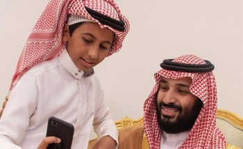 والد الطفل صاحب “السيلفي” الشهير مع ولي العهد: تواضع الأمير وحب الجميع له دفع ابني لالتقاطه