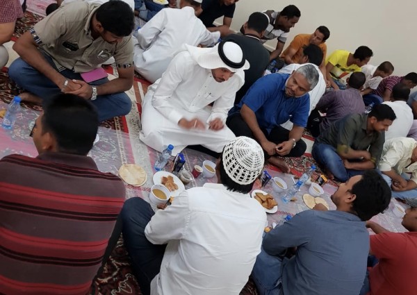 مدير الشؤون الصحية بمنطقة مكة يتناول الإفطار مع العاملين بشركة الصيانة