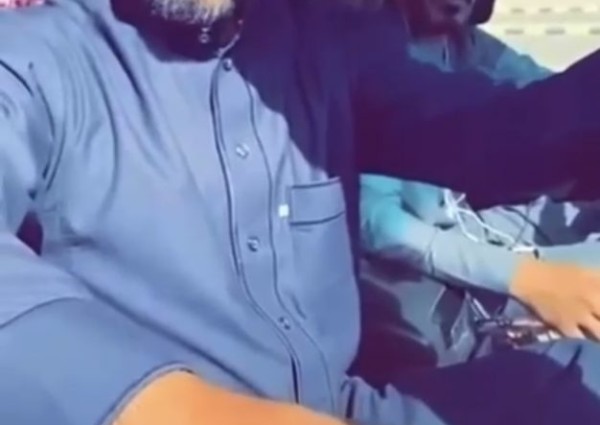 بالفيديو: العطية يهدي الشمري سيارة بعد ان احترقت سيارته في رالي حائل