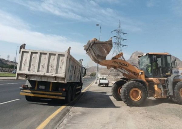 بلديات مكة تكثف جولاتها الرقابية على المباني قيد الإنشاء وتزيل (١٥٠) لوحة مخالفة