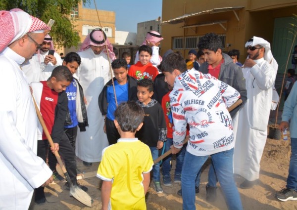 بلدية القطيف تطلق أولى مراحل مبادرة ” مساحة خضراء ” لتشجير المنشآت التعليمية والخدمية في كافة أنحاء المحافظة