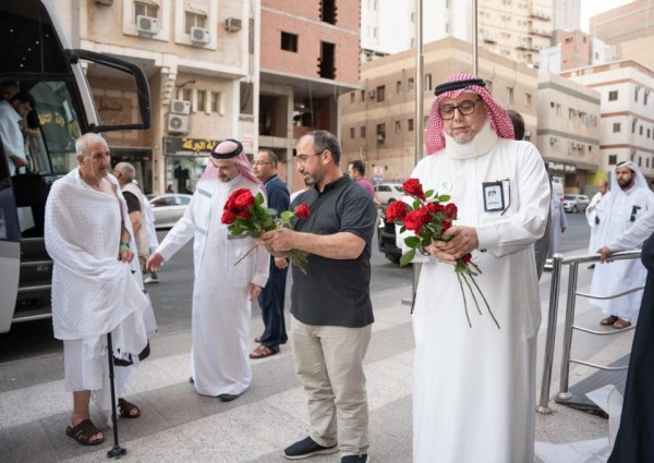 بالورود وزمزم.. رحلات تستقبل الفوج الأول من حجاج فلسطين