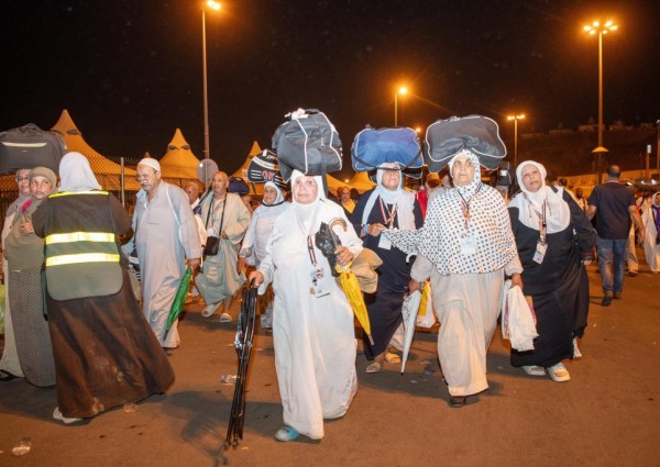 مطوفي الدول العربية تفوج نصف حجاجها يوم ١٣