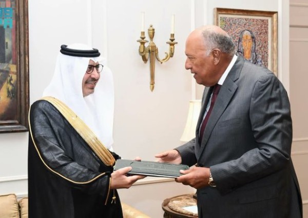 سفير المملكة لدى مصر يسلم نسخة من أوراق اعتماده لوزير الخارجية المصري