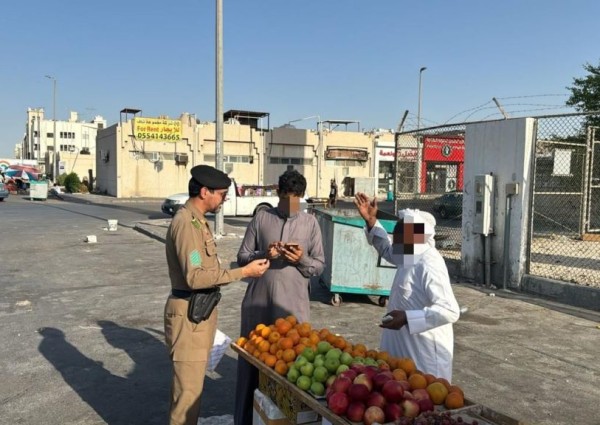 حملة مشتركة تسفر عن رفع 6 أطنان خضار وفواكه من الباعة الجائلين المخالفين بحي القزاز والمنطقة المركزية ( سيكو) بالدمام