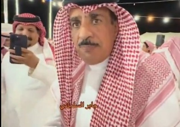 شاهد.. رجل الأعمال «ناصر الخليوي» يطلب من ضيوفه عدم تصوير وليمة العشاء في مزاد الإبل بحائل.. ويعلق «وجبة رجال تكفي عشرين»