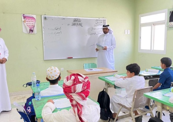 مدير تعليم الطائف يشارك أبناءه الطلاب في مدرسة غزايل  يومهم الدراسي