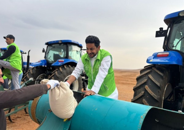 البدء بمشروع النثر بعدد من المواقع الرعويه بمنطقة الحدود الشمالية