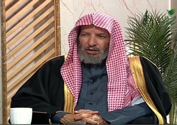 ما حكم لبس الرجال لـ”الأساور” الشبيهة بالساعات؟ .. الدكتور “سعد الشثري” يجيب!