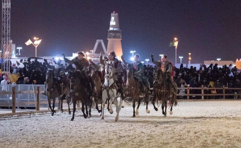 عشاق الخيول يستمتعون بالعروض الحية على أرض الجنادرية