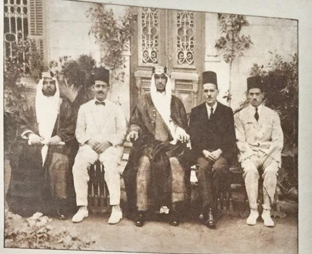 بعد أول زيارة له خارج الخليج .. شاهد: صورة نادرة للملك سعود في زيارته لمصر قبل 95 عاماً