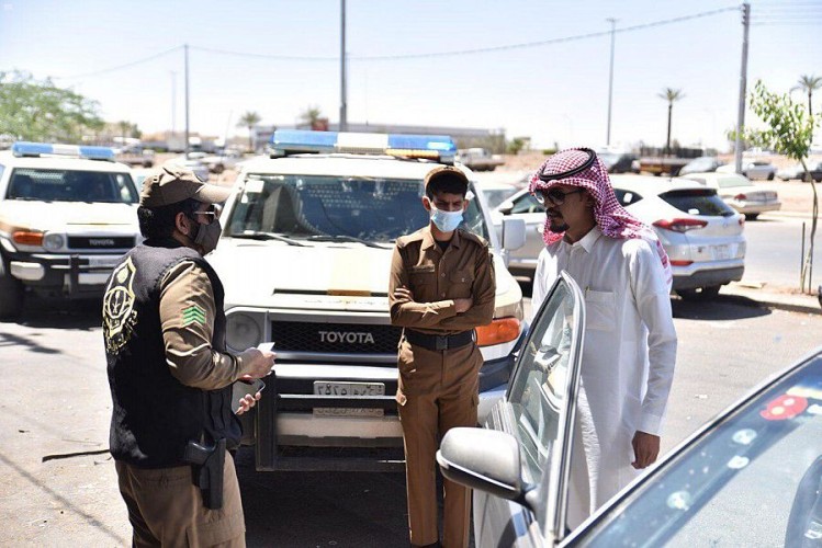 لمواجهة جائحة كورونا .. شرطة حائل تواصل تعزز جهودها في متابعة تنفيذ الإجراءات الاحترازية