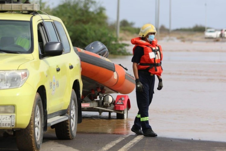 الدفاع المدني يباشر عدداً من الحالات الناتجة عن الحالة المطرية ويرفع درجة الجاهزية في بعض المناطق