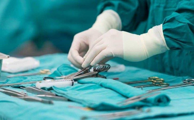 قرار من وزير الصحة بشأن طبيب جلدية مارس الجراحة التجميلية بدون ترخيص