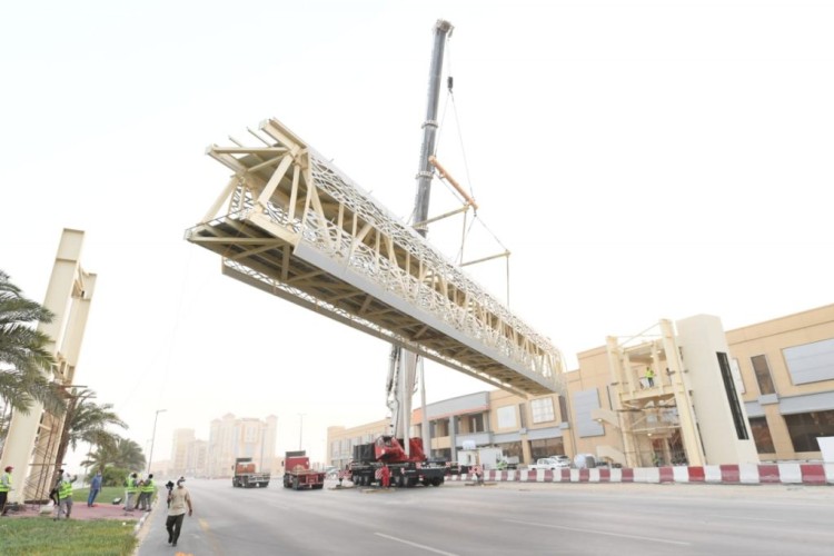 أمانة الشرقية: تركيب جسر للمشاة يربط حي الخزامى وحي الجسر بالخبر وجاهزيته للخدمة خلال الأسبوعين القادمين