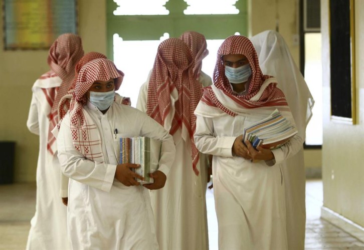 تنبيه هام من محامية للطلاب والطالبات بشأن التصوير بالجوالات خلال تواجدهم داخل المدرسة